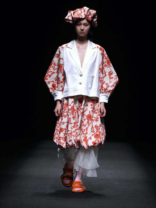 花色衣服怎么搭配外套