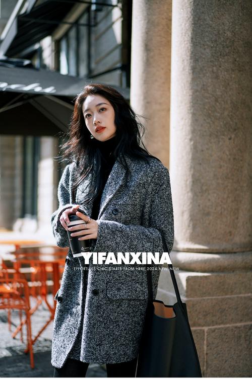 黑白呢女短大衣怎么搭配
