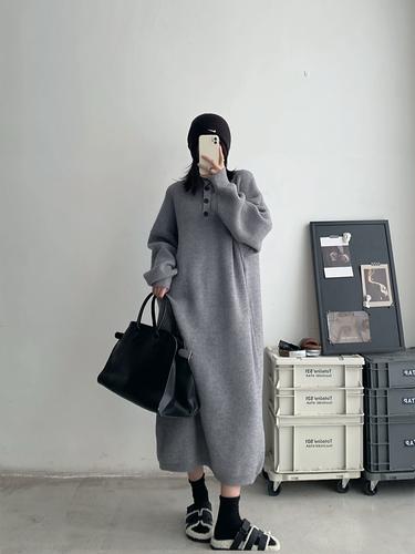 长款灰色毛衣裙怎么搭配外套