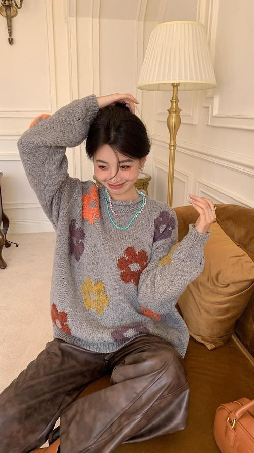 彩色线毛衣怎么搭配