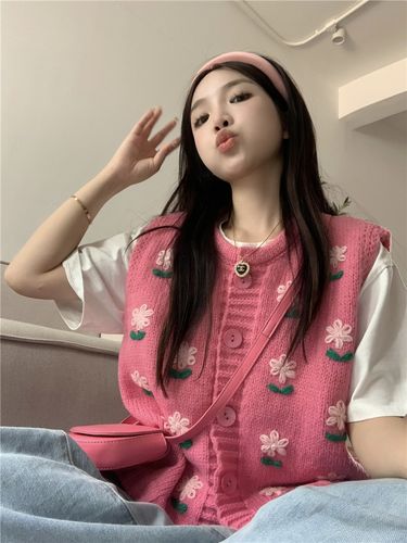 粉红色毛衣马甲怎么搭配