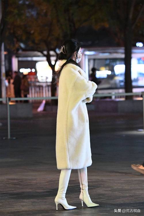 白色中靴怎么搭配衣服好看