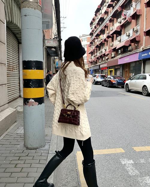 白色的包包冬天怎么搭配衣服图片