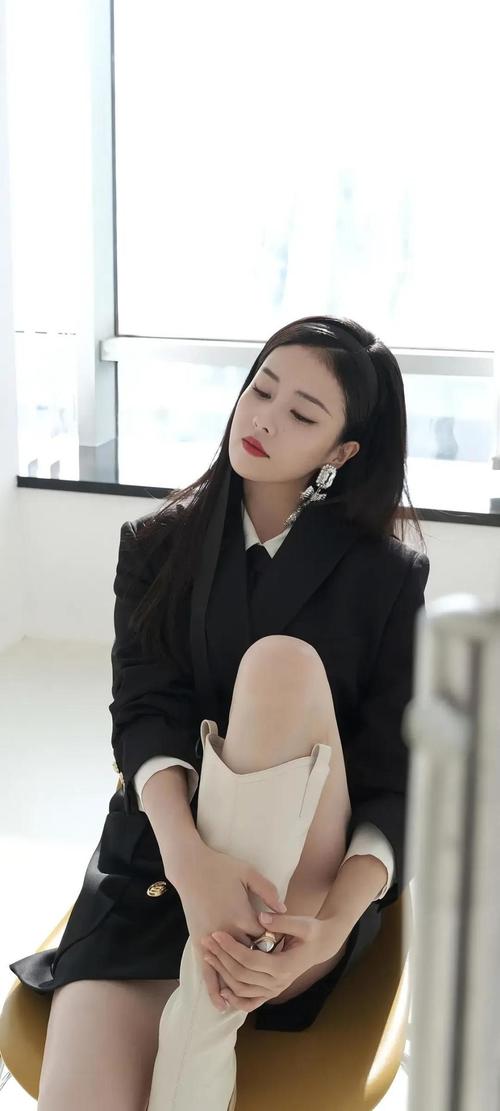 白色中靴怎么搭配衣服