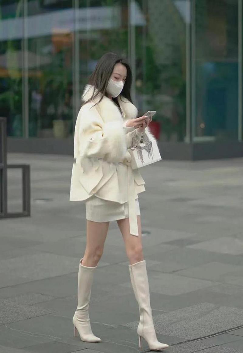 白色中靴怎么搭配衣服