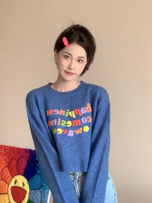 蓝色圆领毛衣怎么搭配