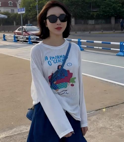 白色长袖衣服怎么搭配
