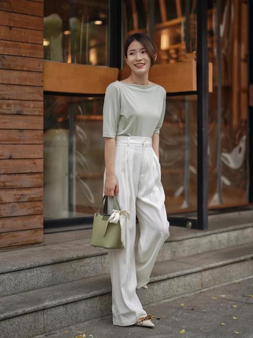 浅色衣服怎么搭配鞋子好看吗