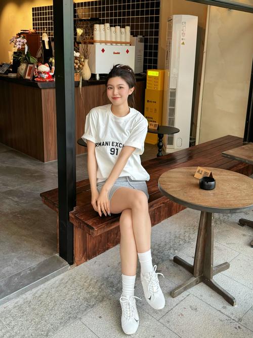浅色的鞋子怎么搭配衣服图片