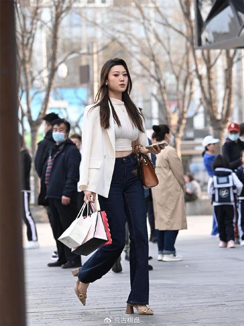 浅色的鞋子怎么搭配衣服图片