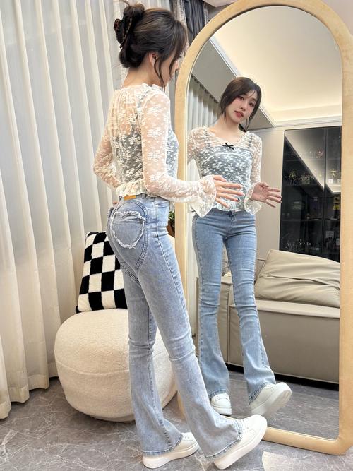 浅色的鞋子怎么搭配衣服