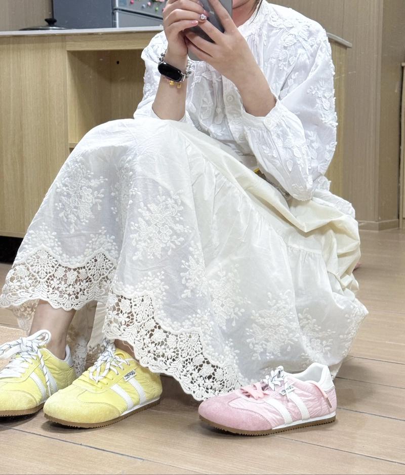 浅色的鞋子怎么搭配衣服