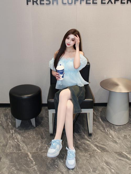 浅色的鞋子怎么搭配衣服