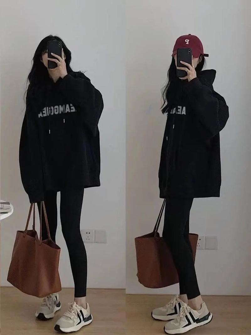黑色帽衫搭配什么裤子