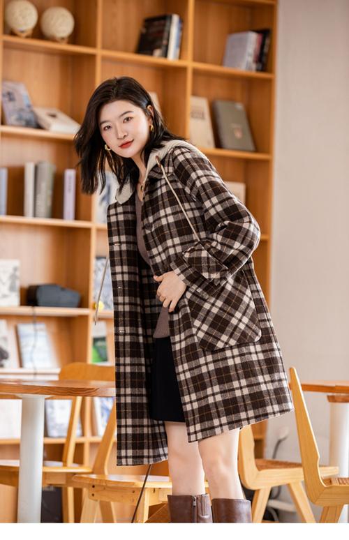 女士格子呢子外套怎么搭配什么裤子好看吗