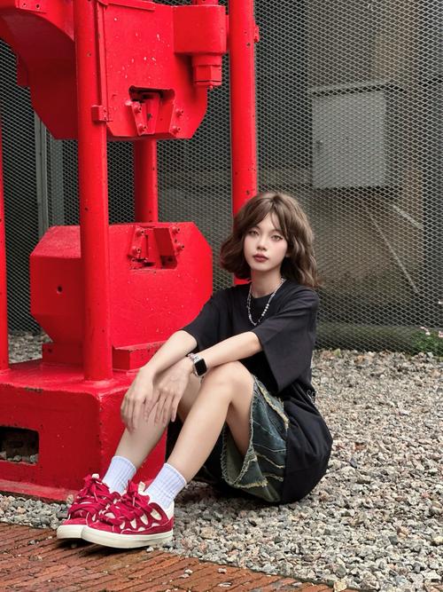 女生红色板鞋怎么搭配衣服好看