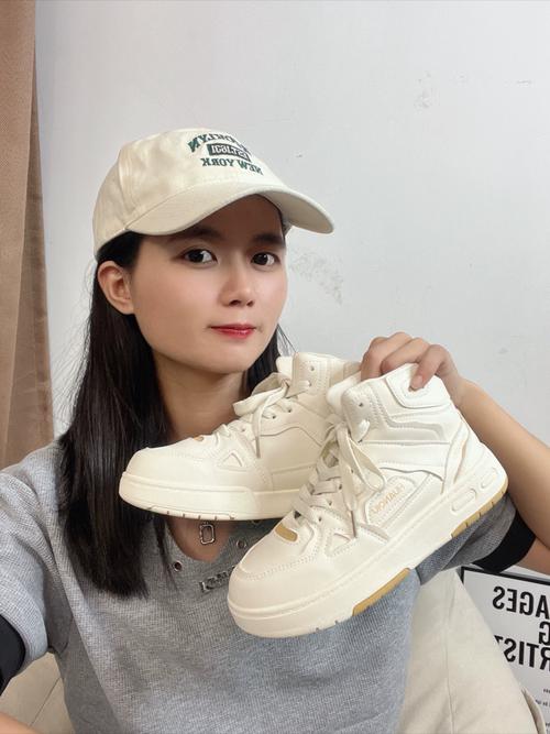 女生白色高帮板鞋怎么搭配什么裤子好看吗