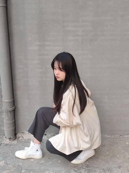 女生白色高帮板鞋怎么搭配什么裤子好看