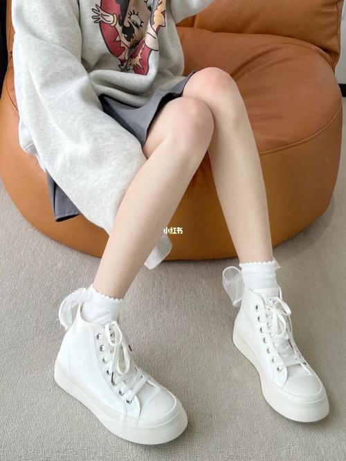 女生白色高帮板鞋怎么搭配什么裤子
