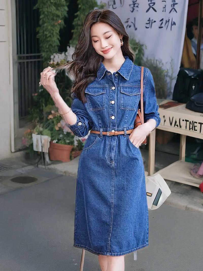 牛仔长款衣服怎么搭配