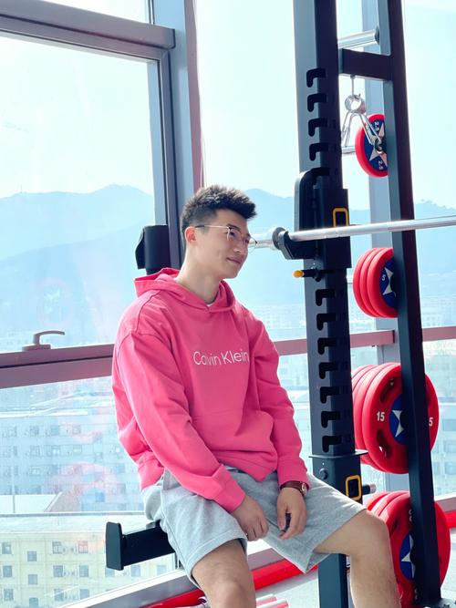 男生穿粉色卫衣怎么搭配图片