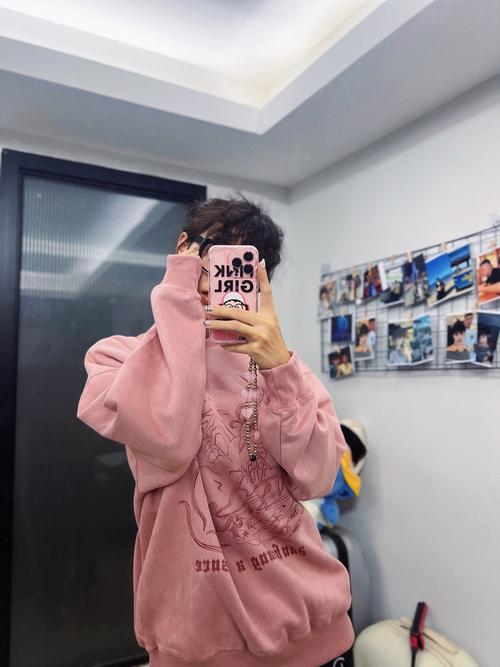 男生穿粉色卫衣怎么搭配什么裤子好看图片