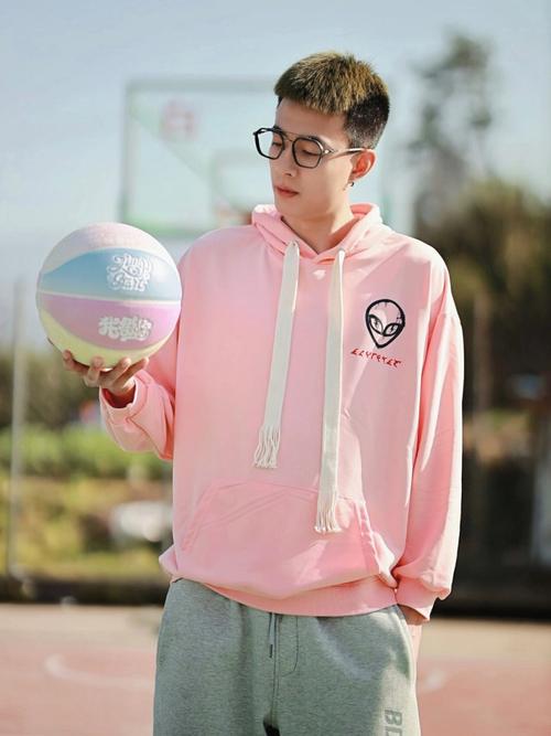 男生穿粉色卫衣怎么搭配什么裤子好看吗