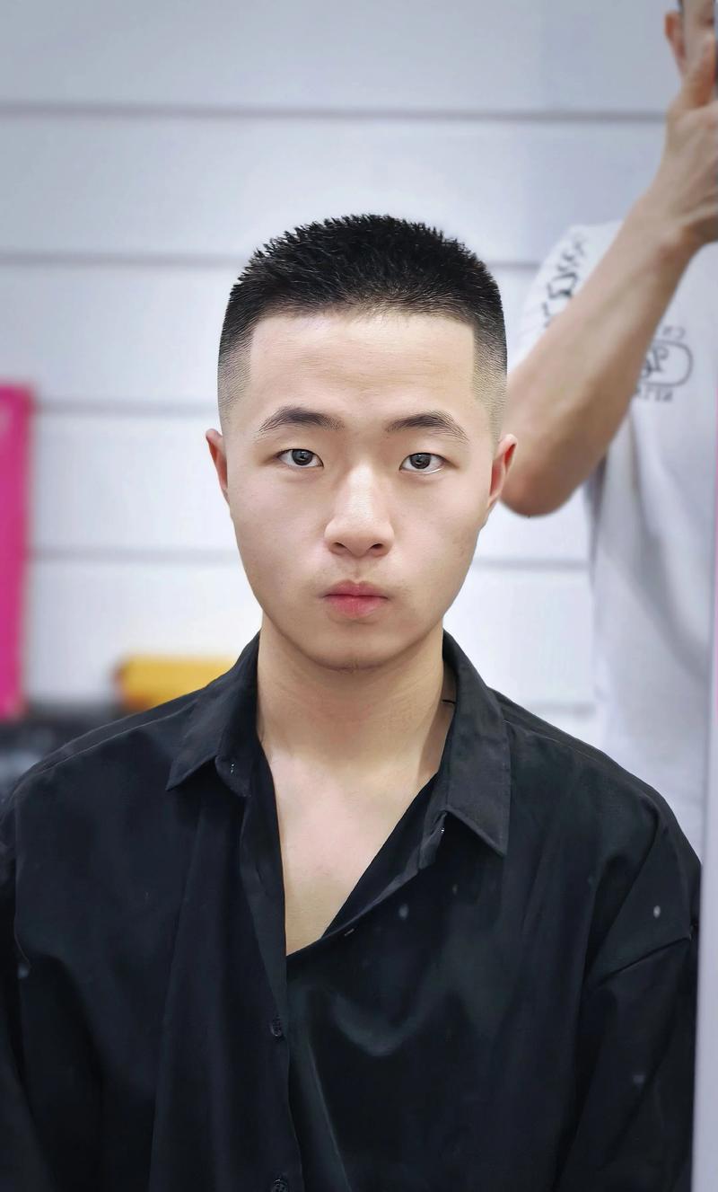 男生圆脸适合什么短发