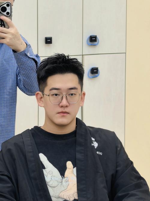 男生圆脸适合什么短发