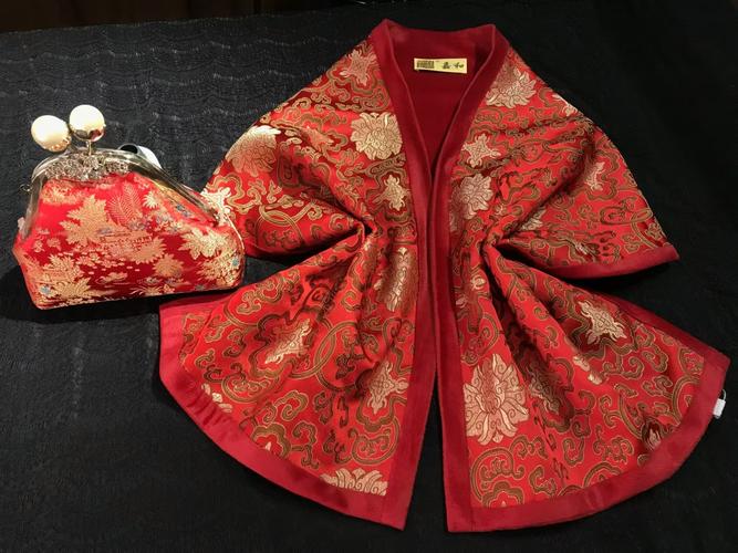 红色旗袍配什么披肩