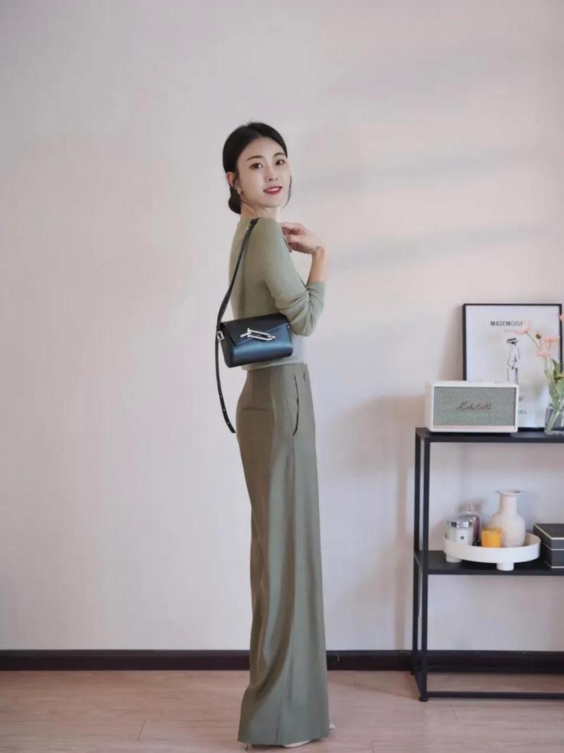 绿色裤子灰色上衣怎么搭配图片欣赏