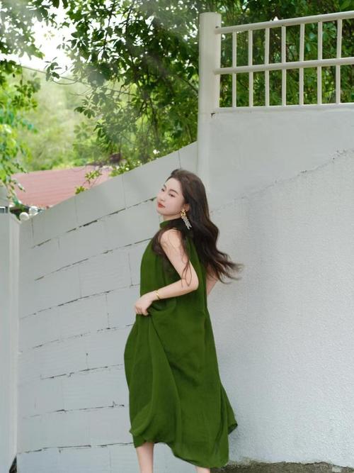 绿色长裙怎么搭配图片