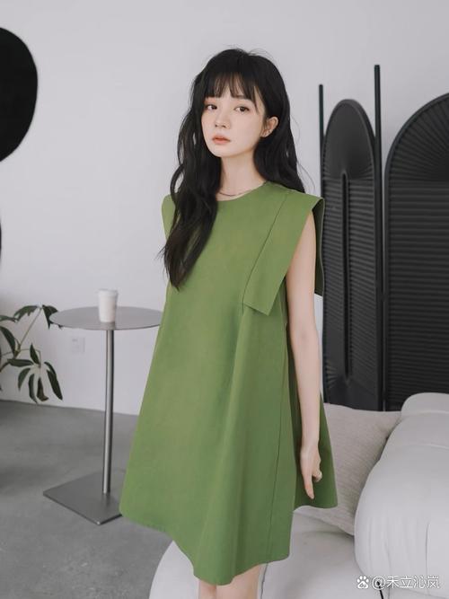 绿色长款长袖连衣裙怎么搭配外套
