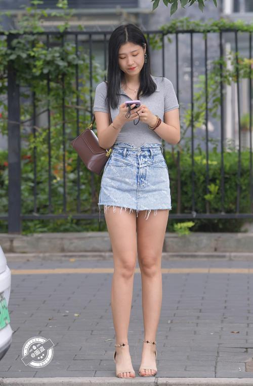 及膝牛仔短裤怎么搭配