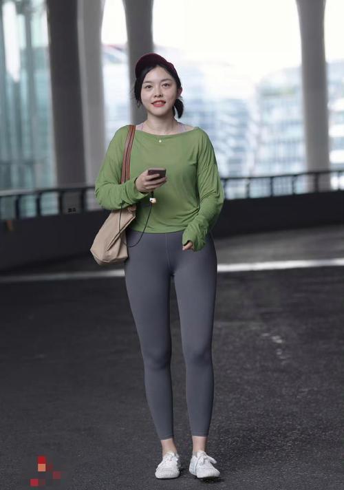 灰色裤子绿色上衣怎么搭配图片欣赏