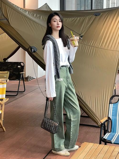 灰色裤子绿色上衣怎么搭配图片欣赏