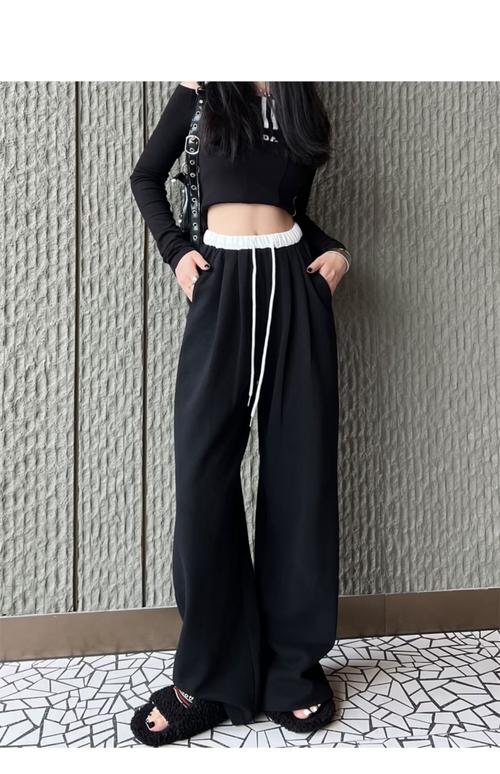 黑色运动裤配什么鞋子