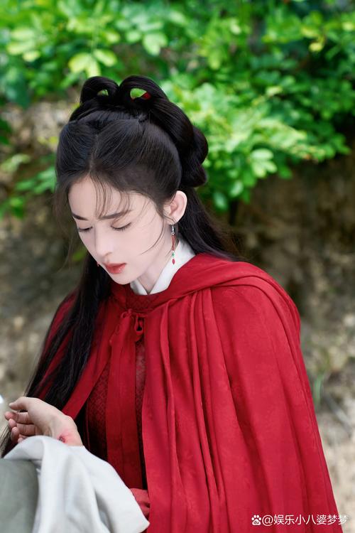红色的斗篷怎么搭配衣服