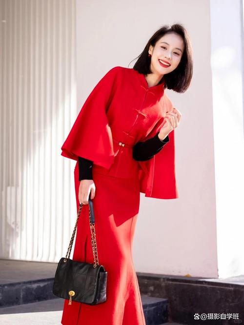 红色的斗篷怎么搭配衣服