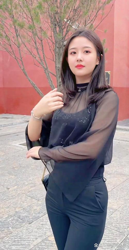 黑纱上衣下面怎么搭配图片