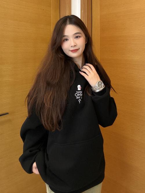 黑色中长款卫衣怎么搭配