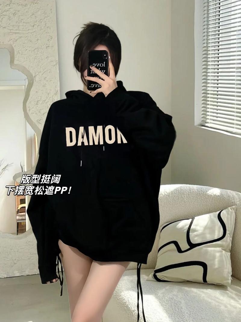 黑色中长款卫衣怎么搭配