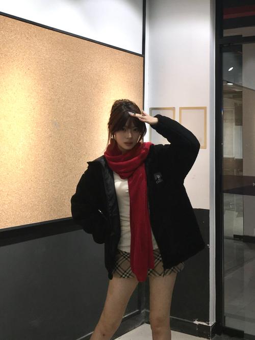 黑皮肤红衣服怎么搭配什么围巾好看图片欣赏