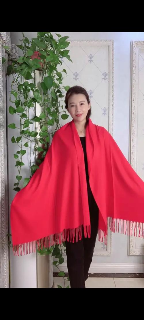 黑皮肤红衣服怎么搭配什么围巾好看图片欣赏