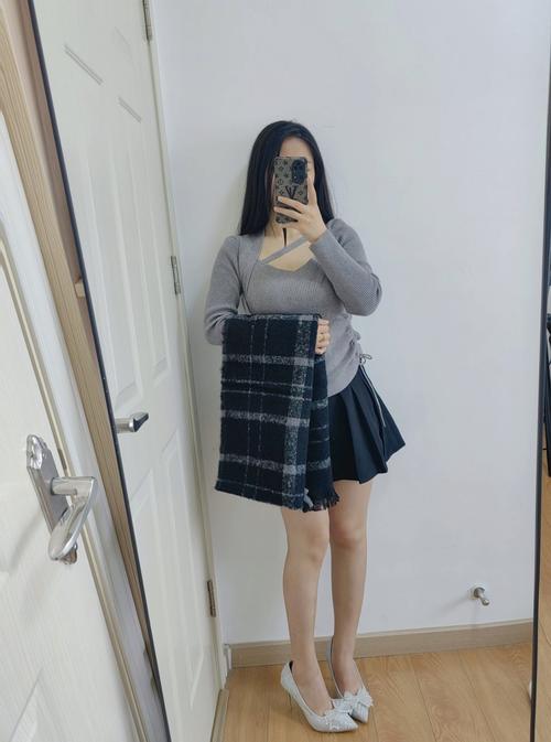 黑黄格子裙子怎么搭配什么围巾好看图片欣赏