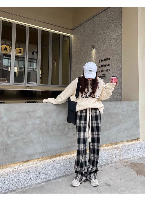 黑白格子裤子怎么搭配上衣图片