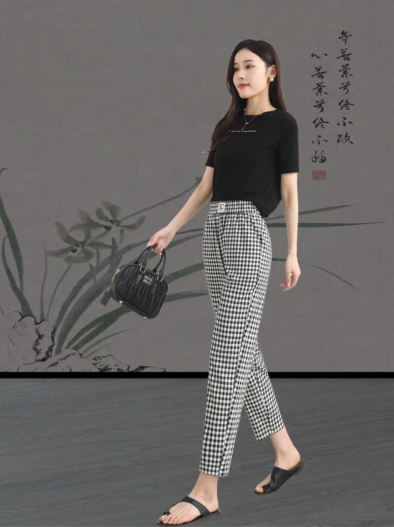黑白格子裤子怎么搭配上衣图片