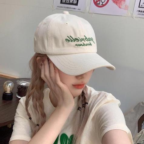韩版白帽子怎么搭配衣服好看吗