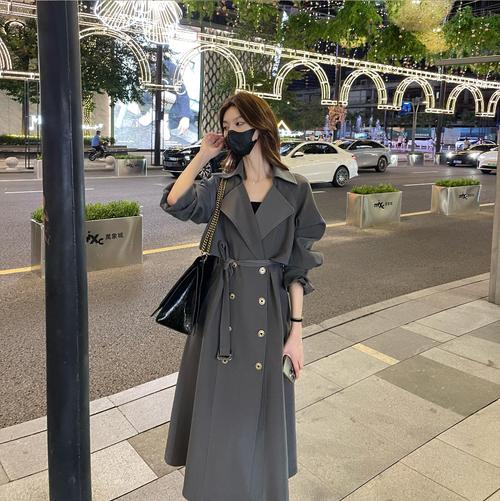 过膝女式风衣怎么搭配图片