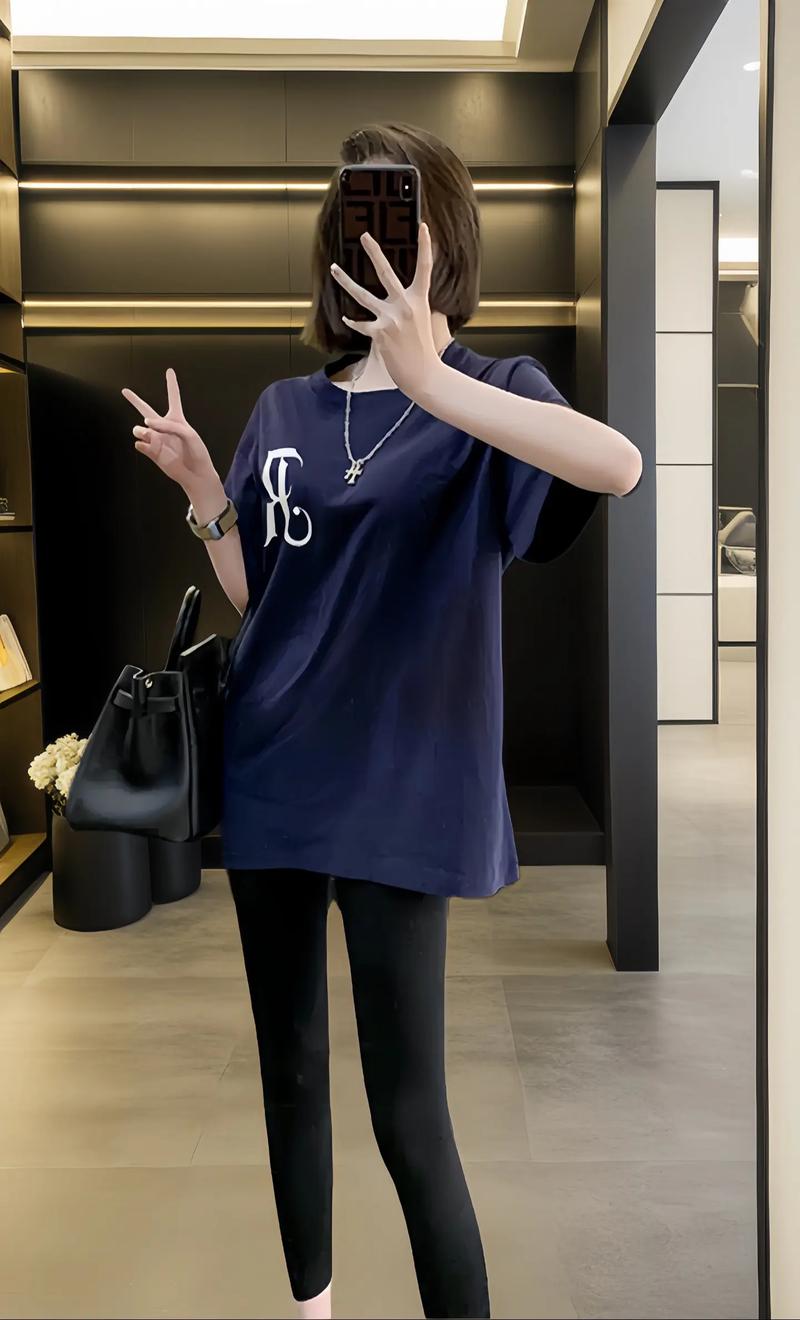 中长款t恤配什么裤子